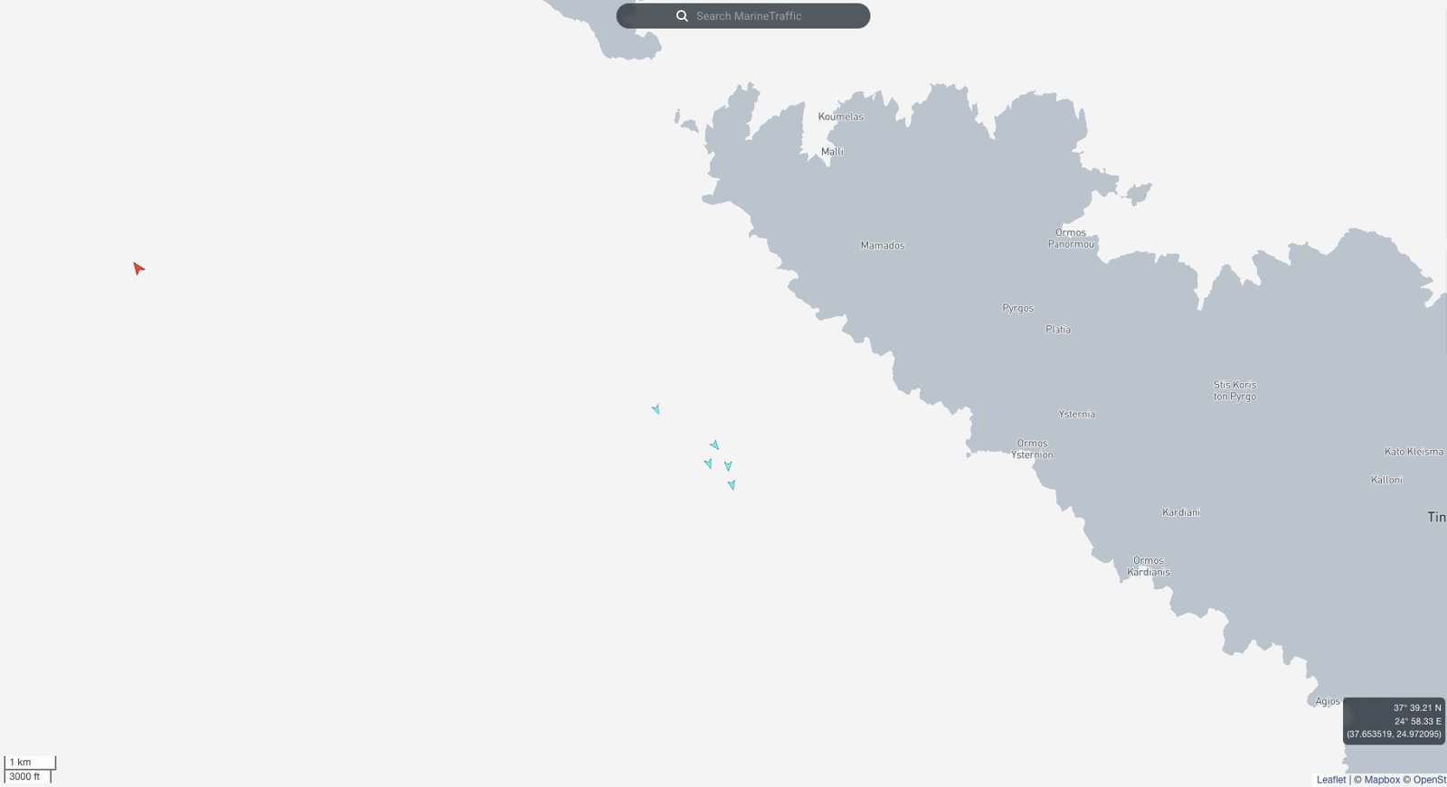 Στιγμιότυπο MarineTraffic: τα σκάφη γύρω από το BLUE CARRIER 2 ανοιχτά της δυτικής Τήνου, απέναντι από τα Υστέρνια, μεσημέρι Σαββάτου 26/9/2026