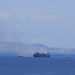 Από τη Χώρα στα Υστέρνια: ανοιχτά της δυτικής Τήνου το «BLUE CARRIER 2» — ακόμη με φωτιά στα γκαράζ