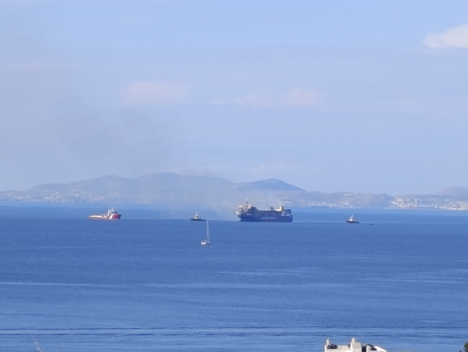 Το BLUE CARRIER 2 από τη Χώρα της Τήνου, πρωί Σαββάτου