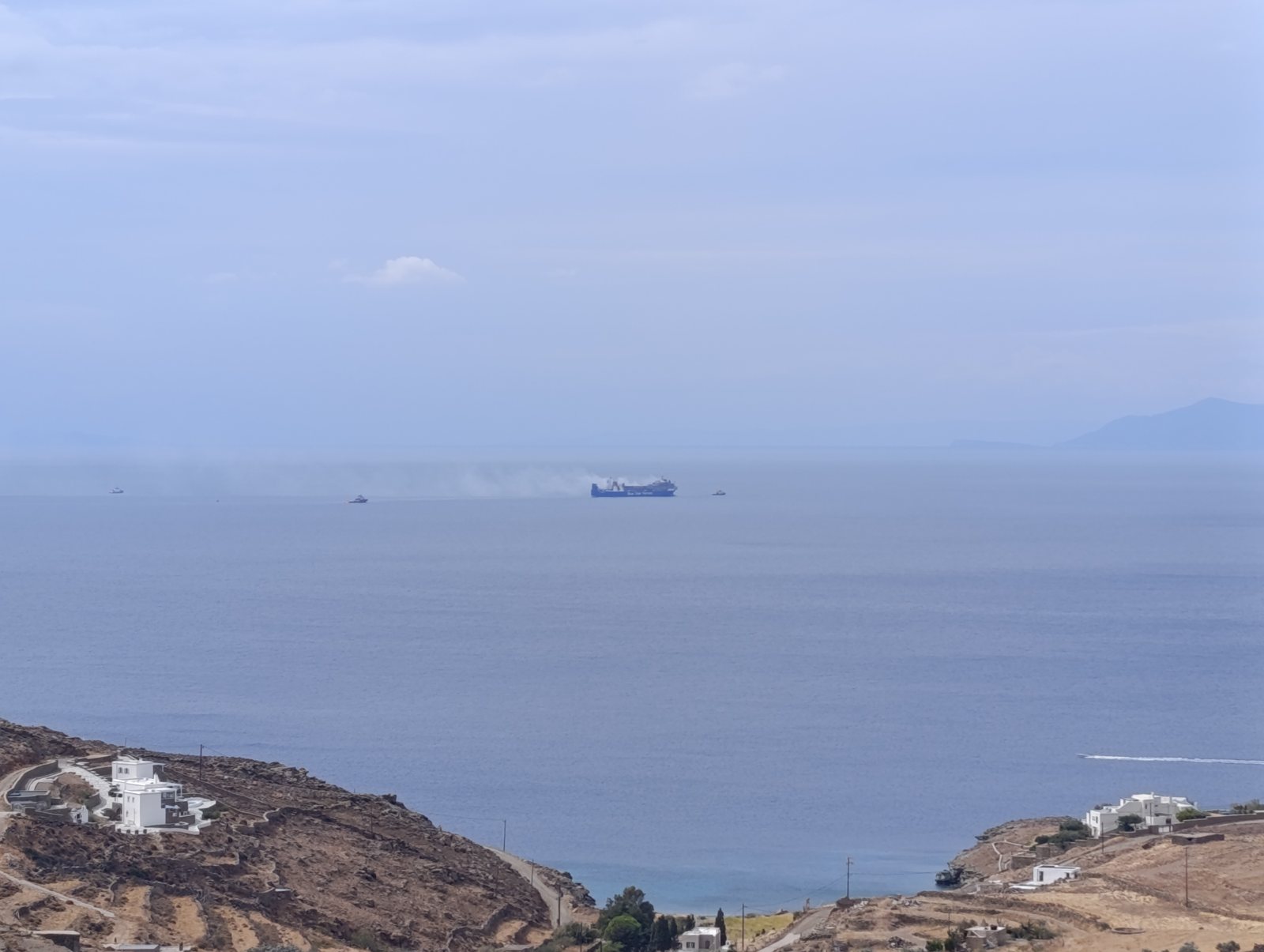 Το BLUE CARRIER 2 ανοιχτά των Υστερνίων, μεσημέρι Σαββάτου, με αναβαθμίδες στο πρώτο πλάνο