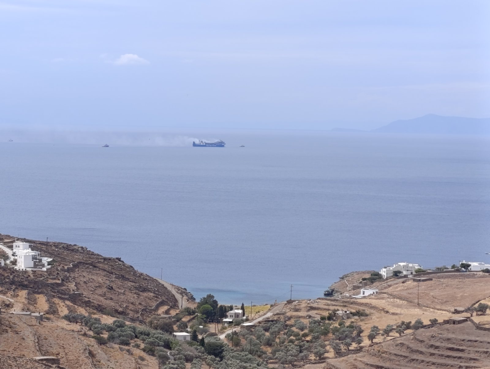 Το BLUE CARRIER 2 στον ορίζοντα ανοιχτά της δυτικής Τήνου, μεσημέρι Σαββάτου 26/9/2026