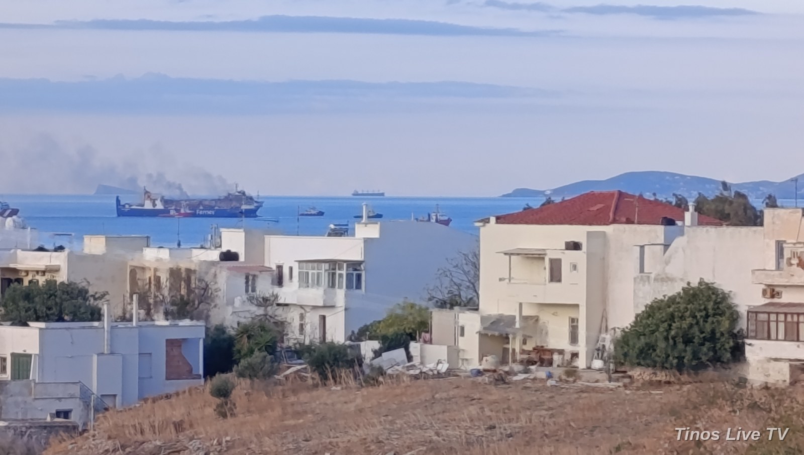 Το BLUE CARRIER 2 και τα ρυμουλκά στα ανοιχτά, από τη Χώρα της Τήνου