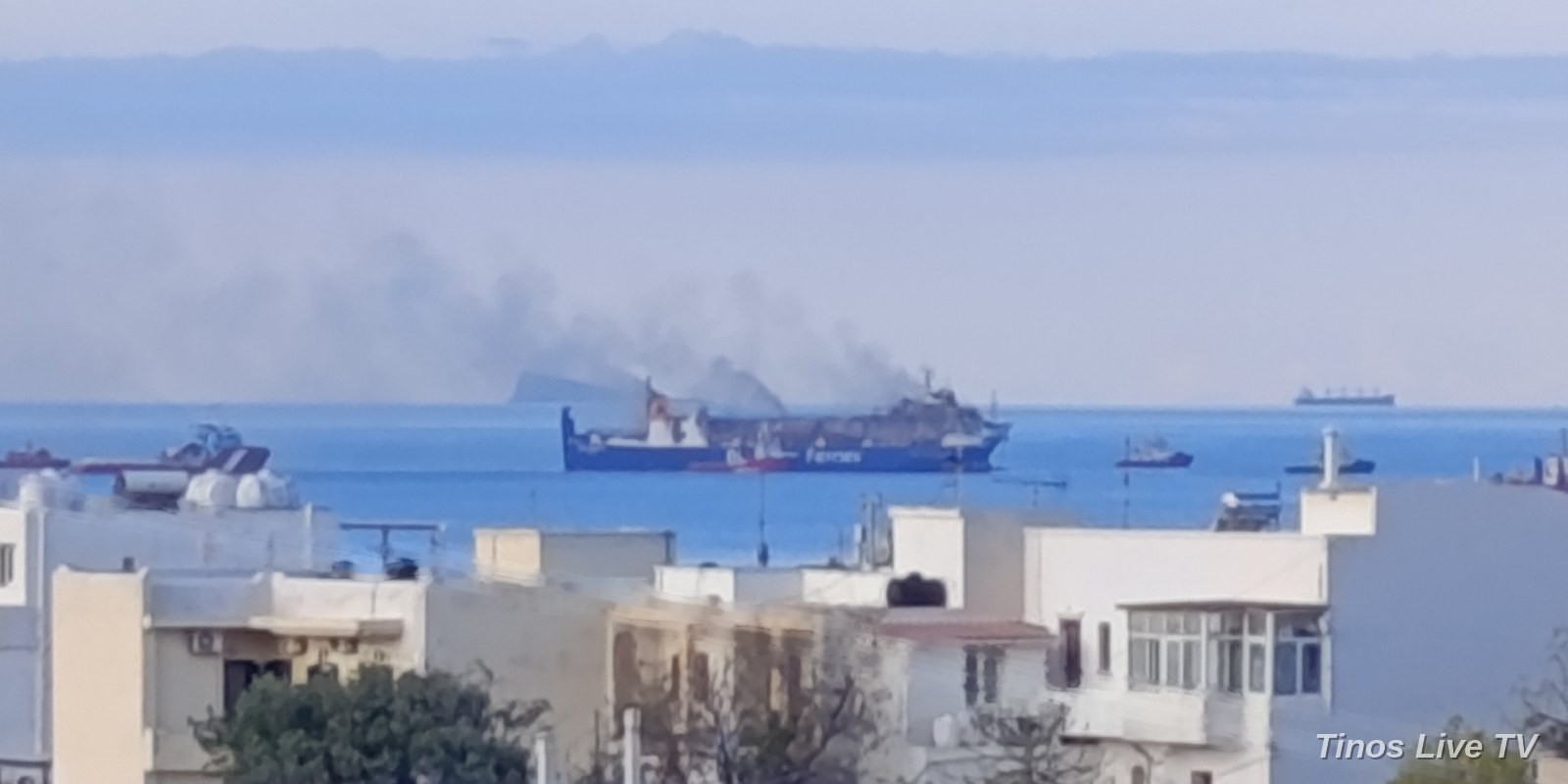 Το BLUE CARRIER 2 με καμένα τα ανώτερα καταστρώματα και καπνό, από τη Χώρα της Τήνου, πρωί Σαββάτου 26/9/2026