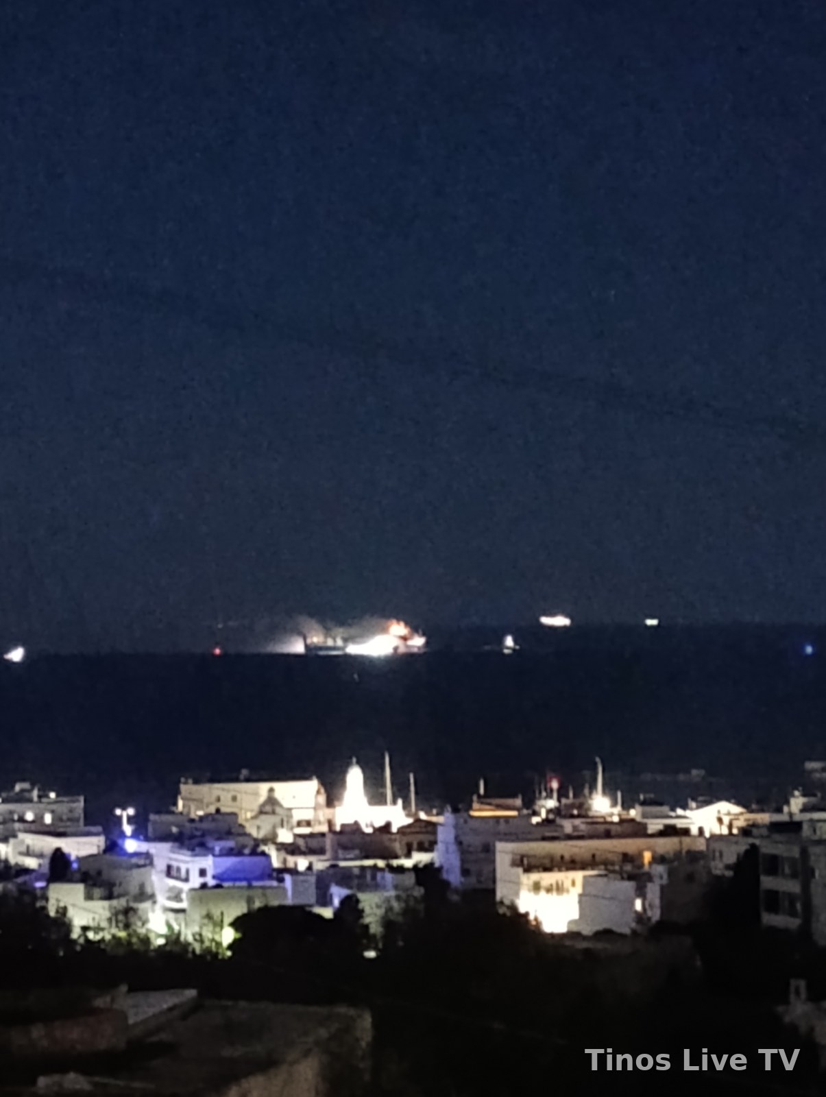 Το BLUE CARRIER 2 πάνω από το λιμάνι της Τήνου, 22:39