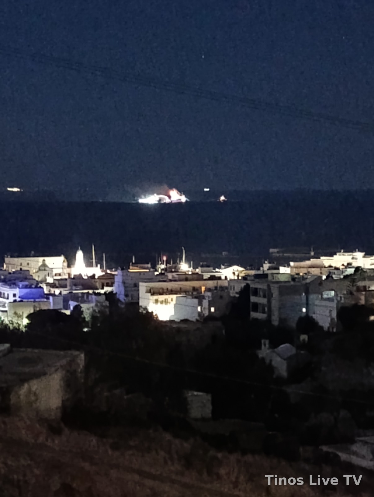 Οι φλόγες στο BLUE CARRIER 2 από τη Χώρα της Τήνου, 22:42
