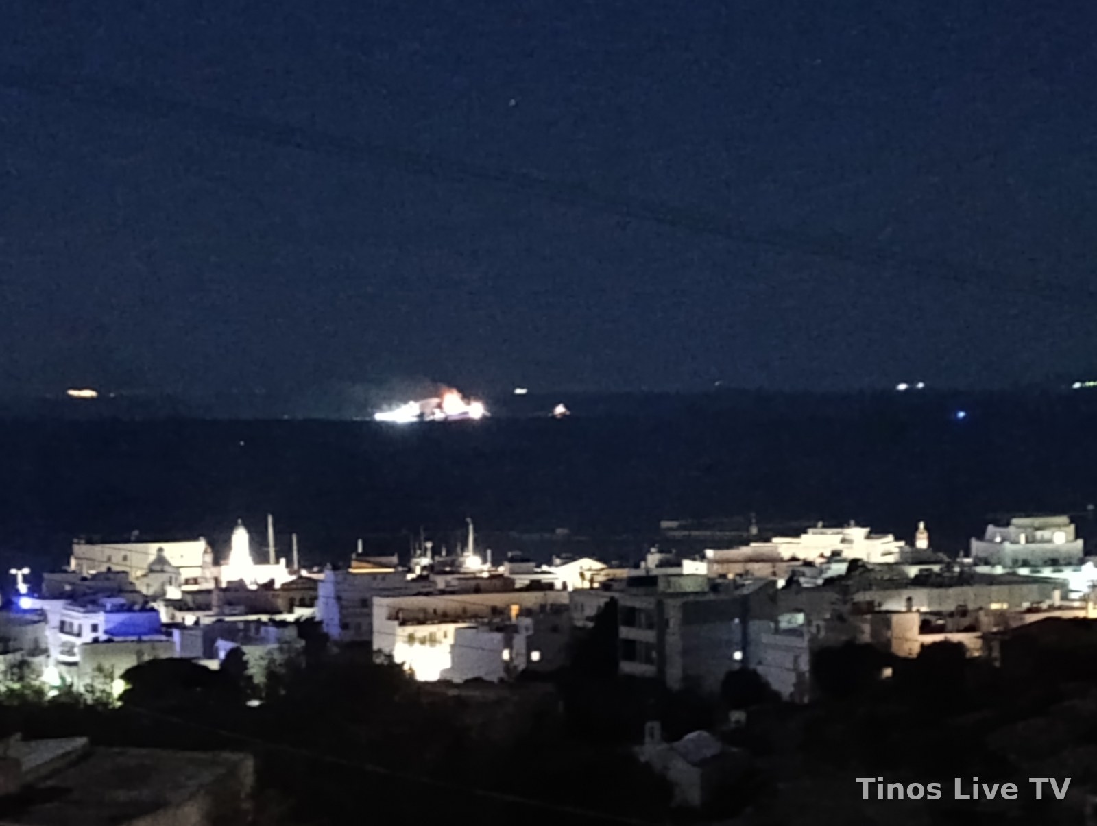 Οι φλόγες στο BLUE CARRIER 2 πάνω από το λιμάνι της Τήνου, 22:42