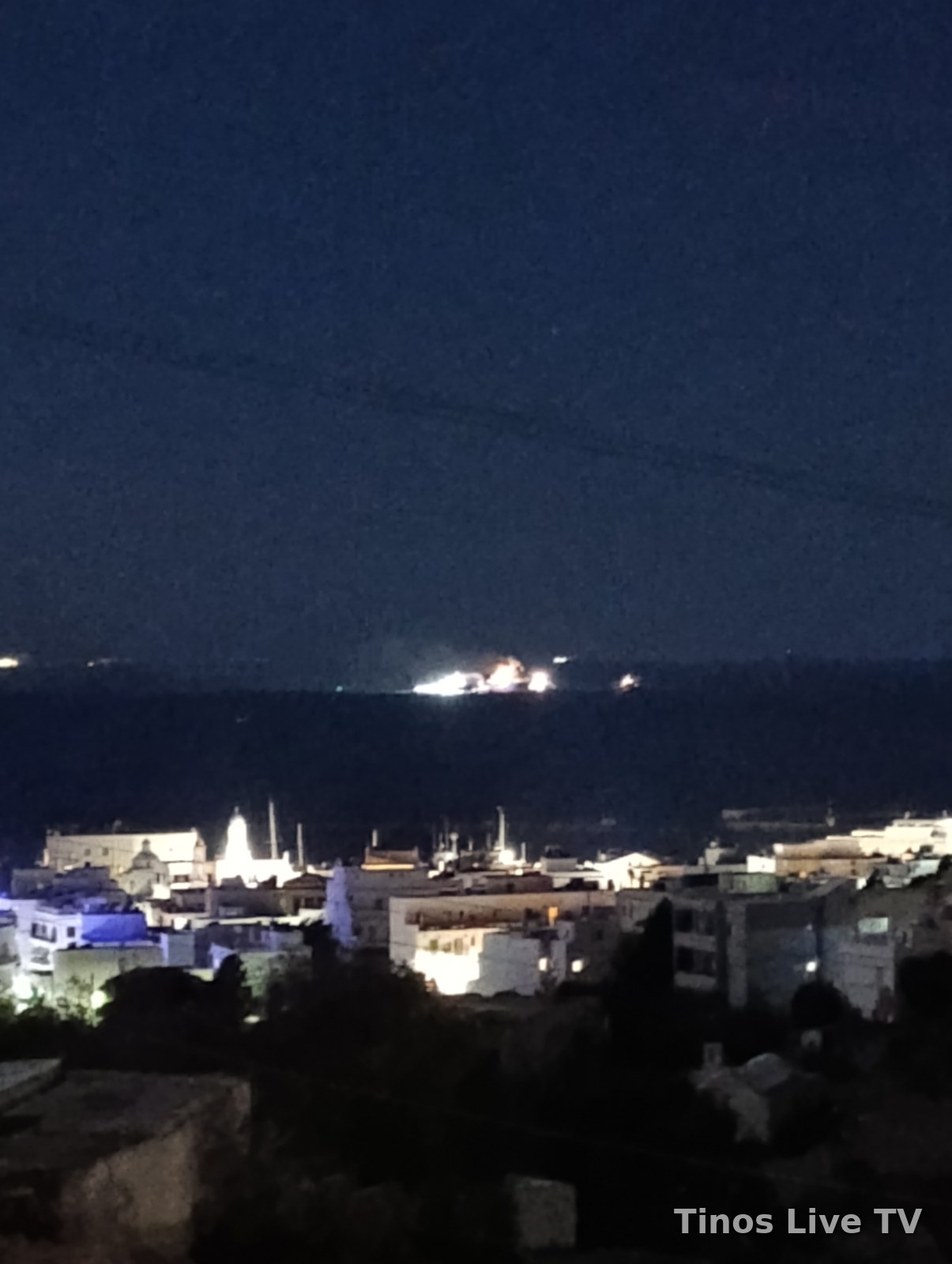 Το φλεγόμενο πλοίο στον ορίζοντα από τη Χώρα της Τήνου, 22:43