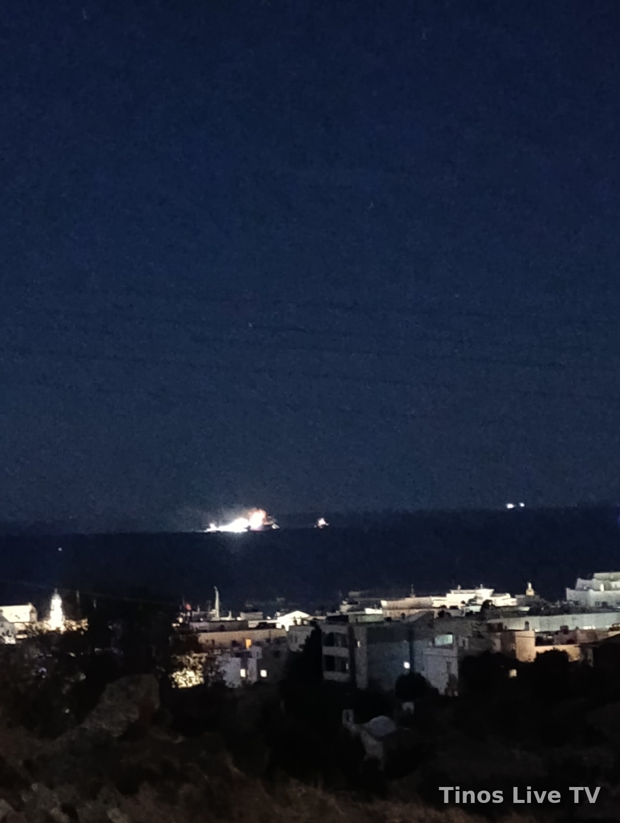 Το BLUE CARRIER 2 με τα σκάφη γύρω του, από την Τήνο, 22:44