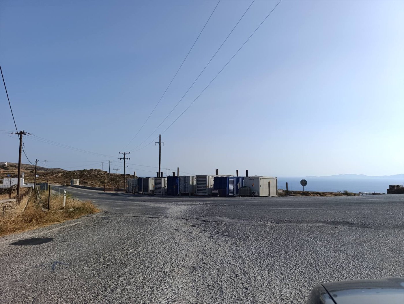 Κοντέινερ ηλεκτροπαραγωγών ζευγών στη θέση Αγία Μαρίνα Τήνου