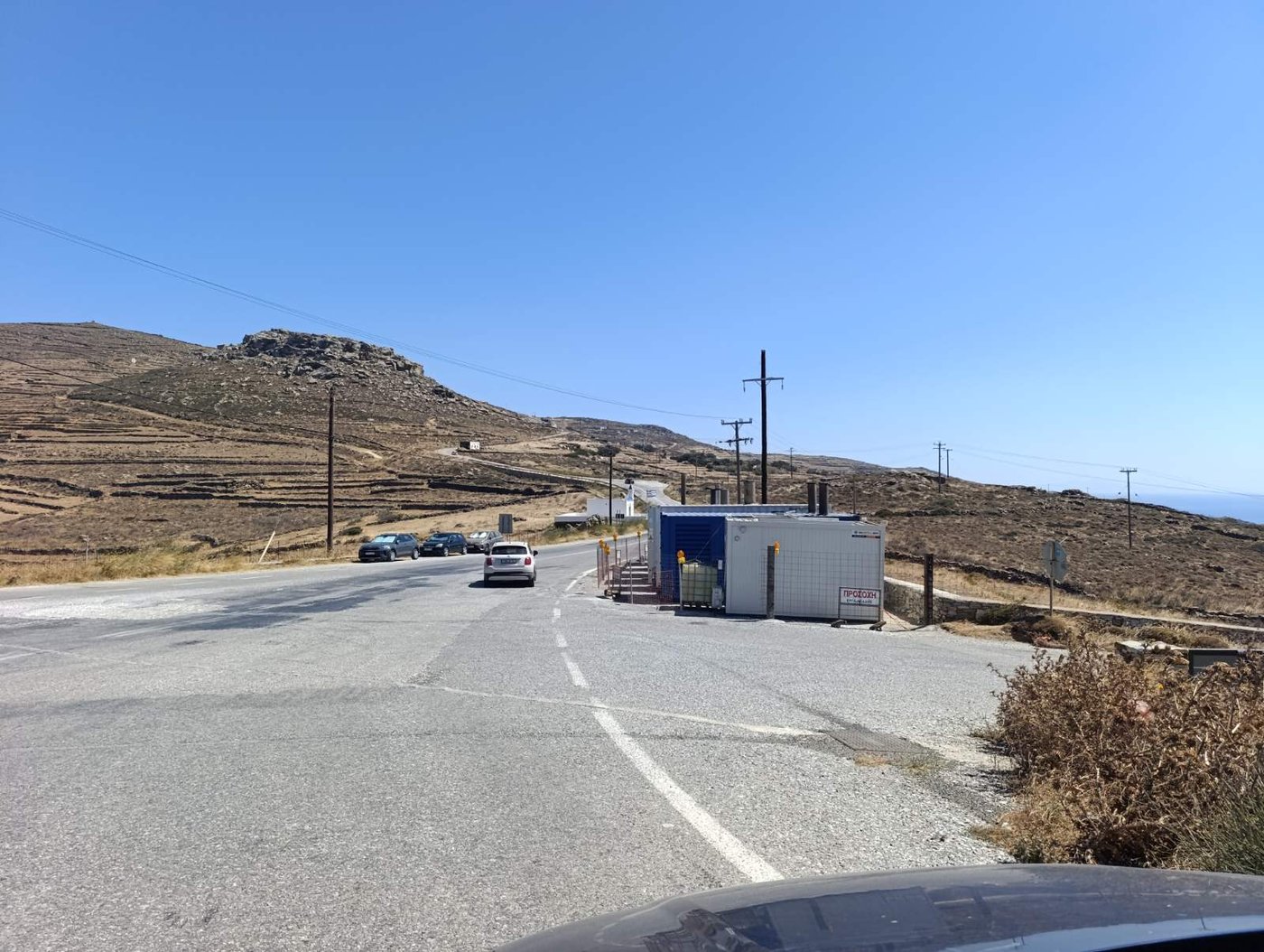 Ηλεκτροπαραγωγό ζεύγος σε κοντέινερ δίπλα στον δρόμο, Αγία Μαρίνα Τήνου