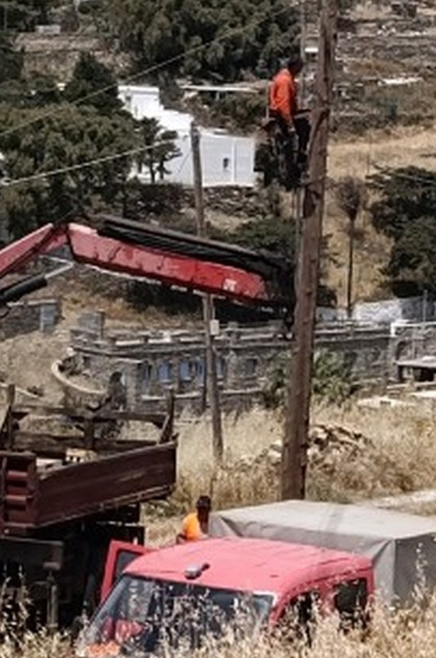 Συνεργείο σε στύλο του δικτύου μέσης τάσης με γερανοφόρο