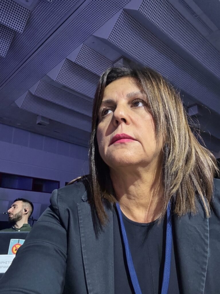 Η Έφη Βαλίλα μέσα στην αίθουσα της συνέντευξης Τύπου στο Βελλίδειο