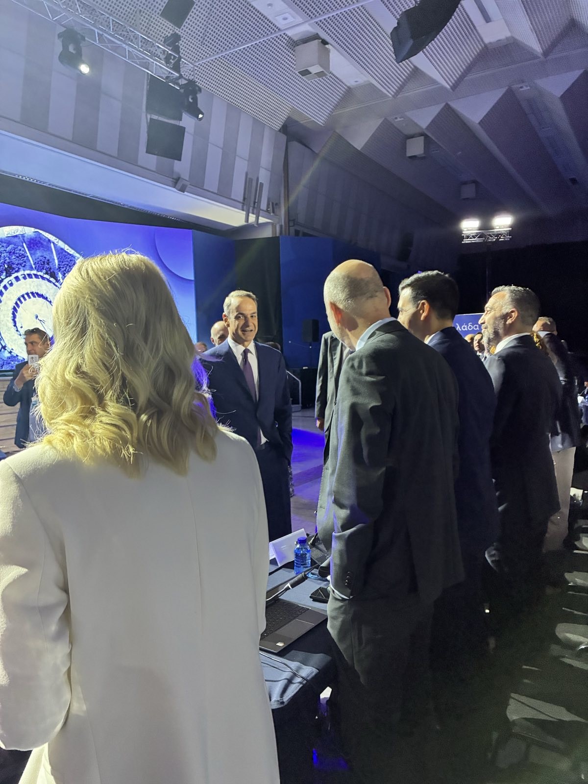 Ο Κυριάκος Μητσοτάκης μπαίνει στην αίθουσα της συνέντευξης Τύπου στο Βελλίδειο