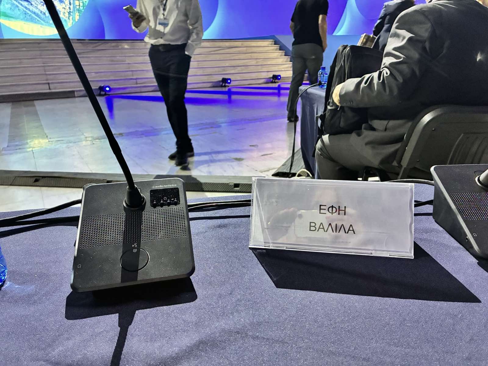 Το ταμπελάκι «ΕΦΗ ΒΑΛΙΛΑ» στο τραπέζι των δημοσιογράφων στο Βελλίδειο