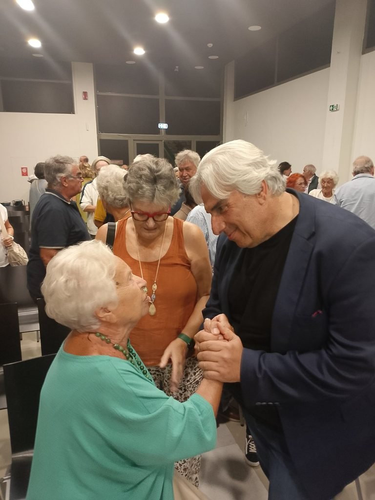 Ο Δήμαρχος Τήνου χαιρετά την τιμώμενη στο Μουσείο Μαρμαροτεχνίας