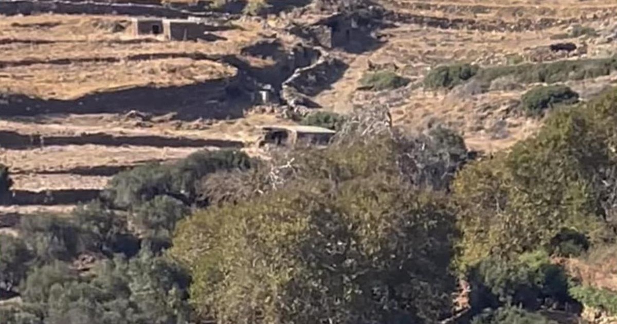 Πεζούλες και ξερολιθιές σε πλαγιά της Τήνου