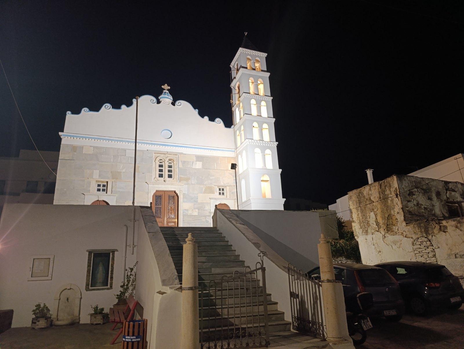 Ναός στην Τήνο με φωταγωγημένο κωδωνοστάσιο τη νύχτα