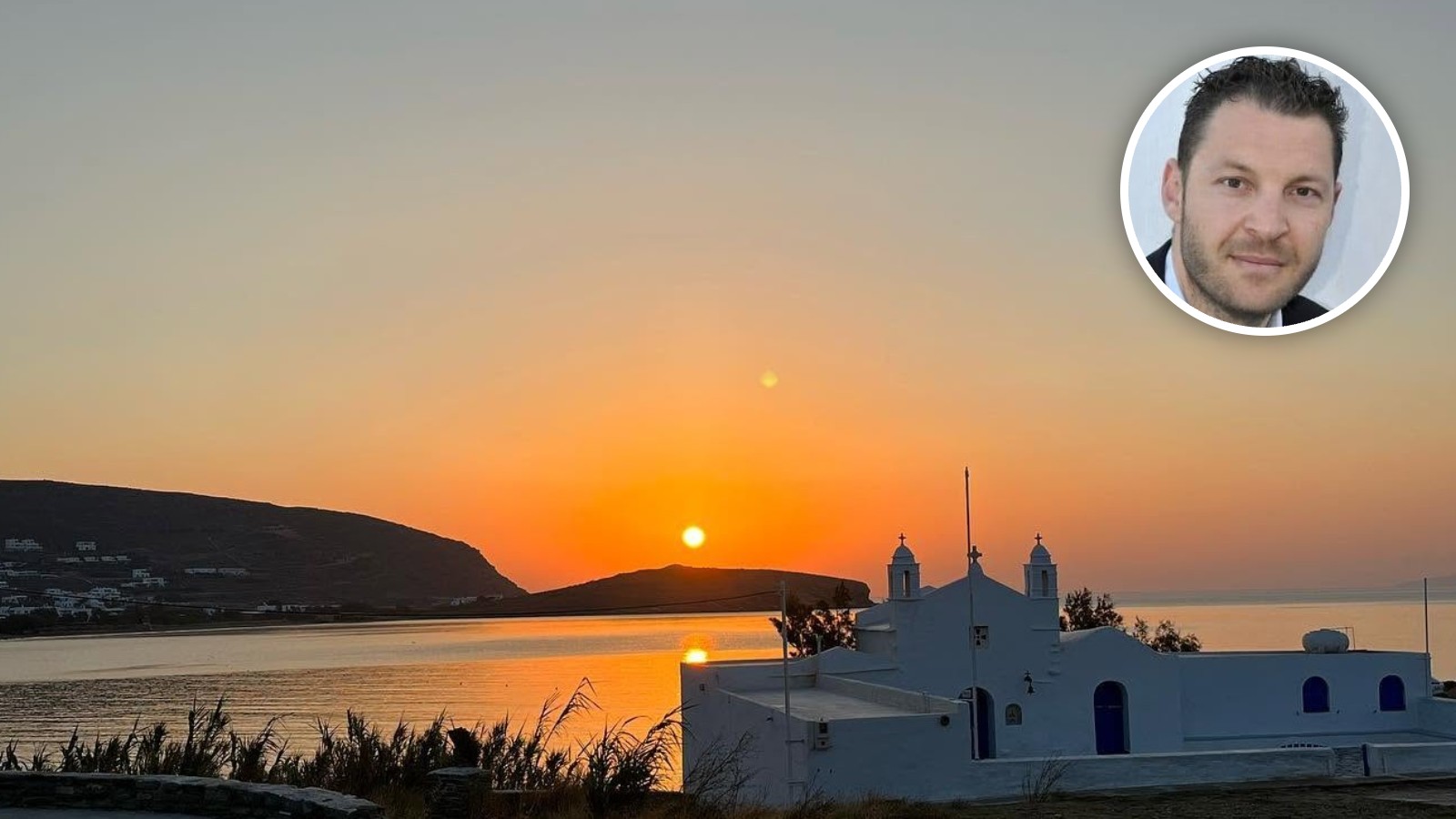 Ανατολή του ήλιου στον Άγιο Σώστη Τήνου, με ένθετη φωτογραφία του Γιάννη Σιώτου