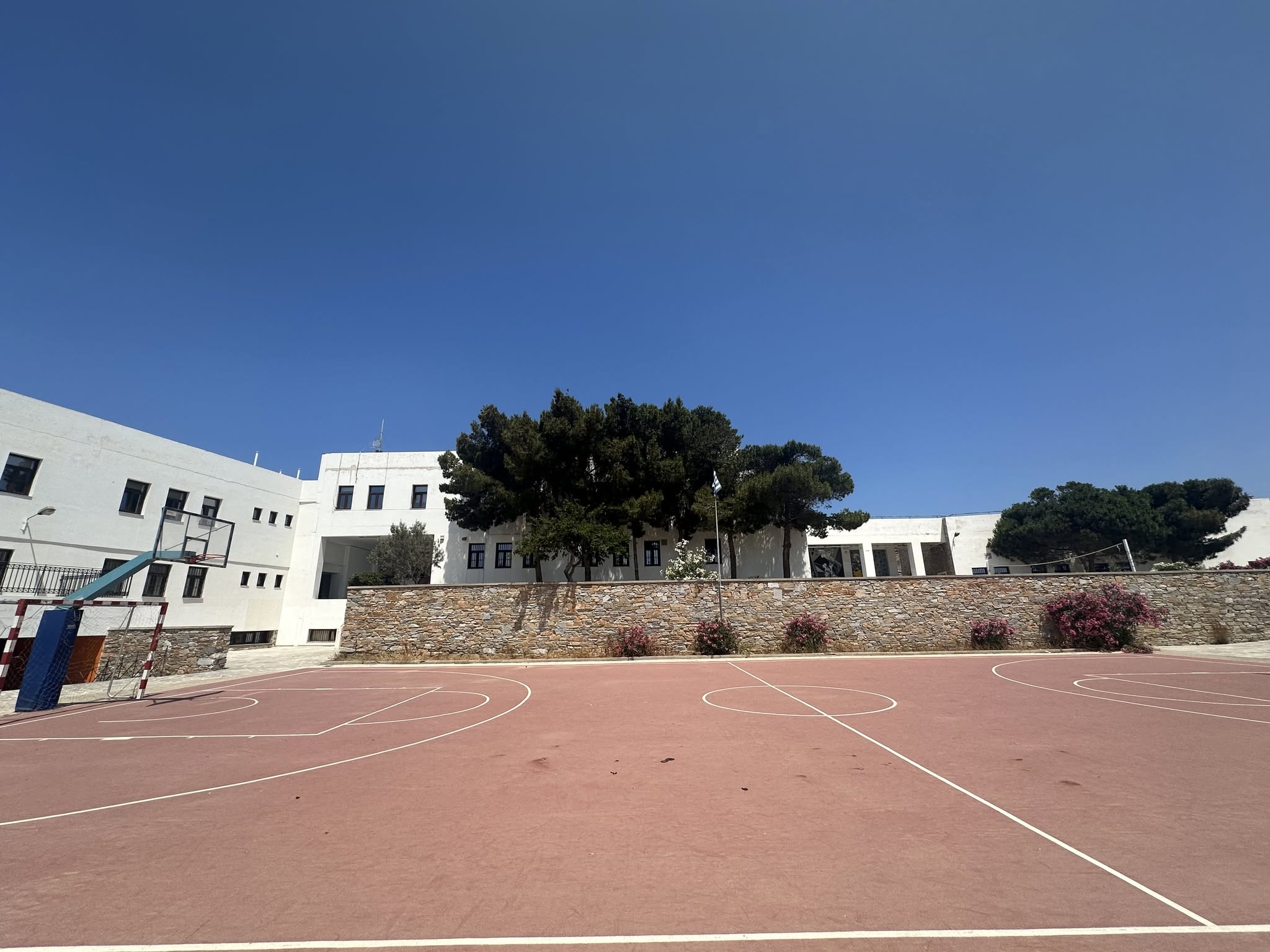 Το κτίριο του ΕΠΑΛ Τήνου με το γήπεδο μπάσκετ