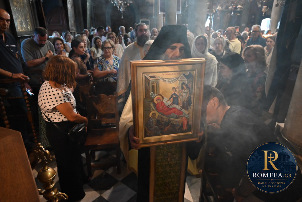 Η εικόνα του Γενεσίου της Θεοτόκου προς προσκύνηση στην Ευαγγελίστρια Τήνου