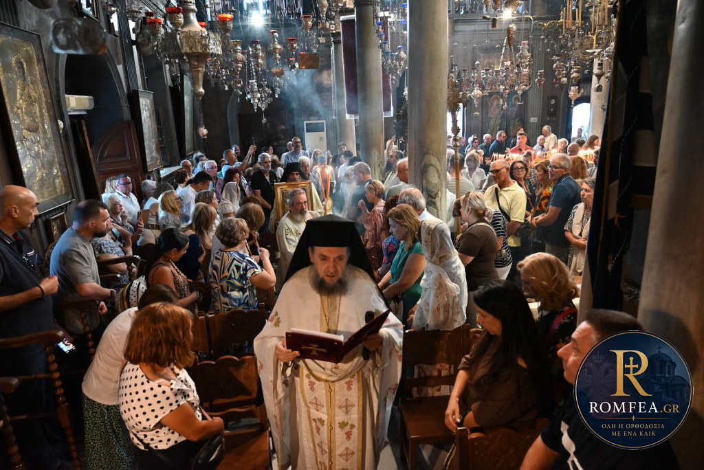 Πλήθος πιστών στη Θεία Λειτουργία στην Ευαγγελίστρια Τήνου