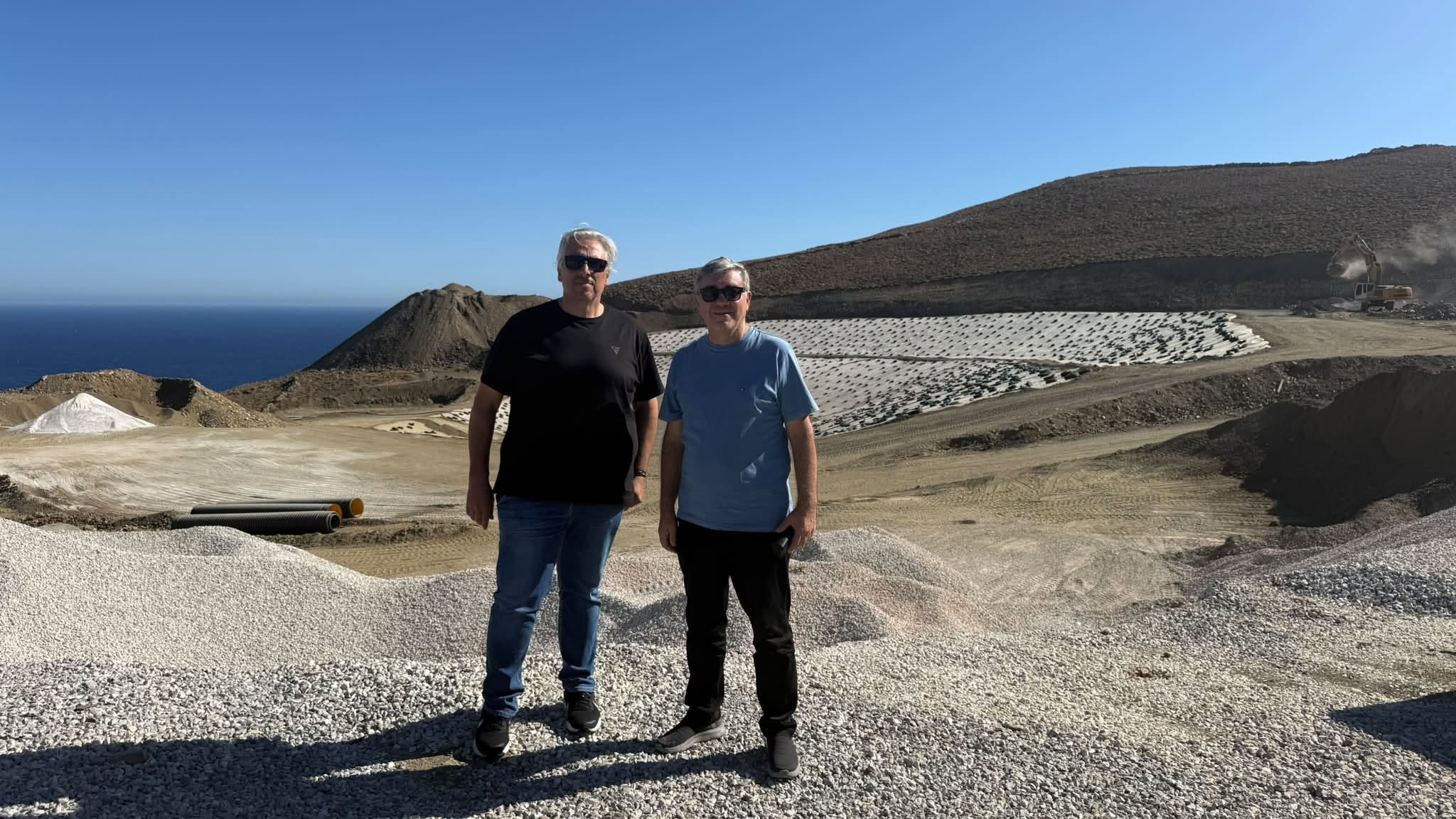 Ο Μανώλης Γραφάκος και ο Δήμαρχος Τήνου Παναγιώτης Κροντηράς στο εργοτάξιο του ΧΥΤΥ