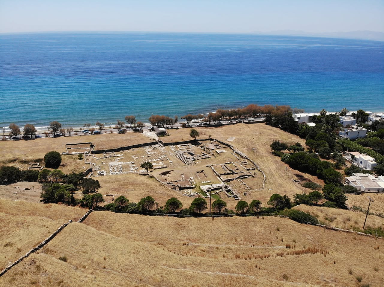 Το Ιερό του Ποσειδώνα και της Αμφιτρίτης στα Κιόνια, με θέα στο πέλαγος