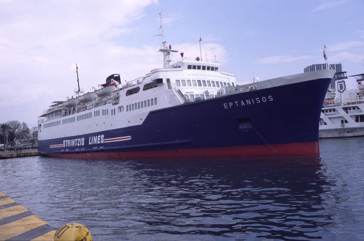 Το πλοίο Επτάνησος της Strintzis Lines δεμένο σε λιμάνι