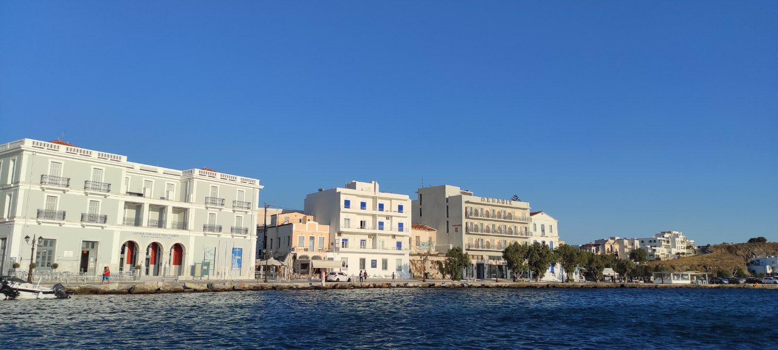 Το Ίδρυμα Τηνιακού Πολιτισμού στην παραλία της Χώρας της Τήνου, από τη θάλασσα