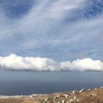 Ο χάρτης της Πέμπτης έδινε βροχή στις Κυκλάδες το Σάββατο — τα νεότερα μοντέλα την απομακρύνουν από την Τήνο· από την Κυριακή επιστρέφει ο βοριάς