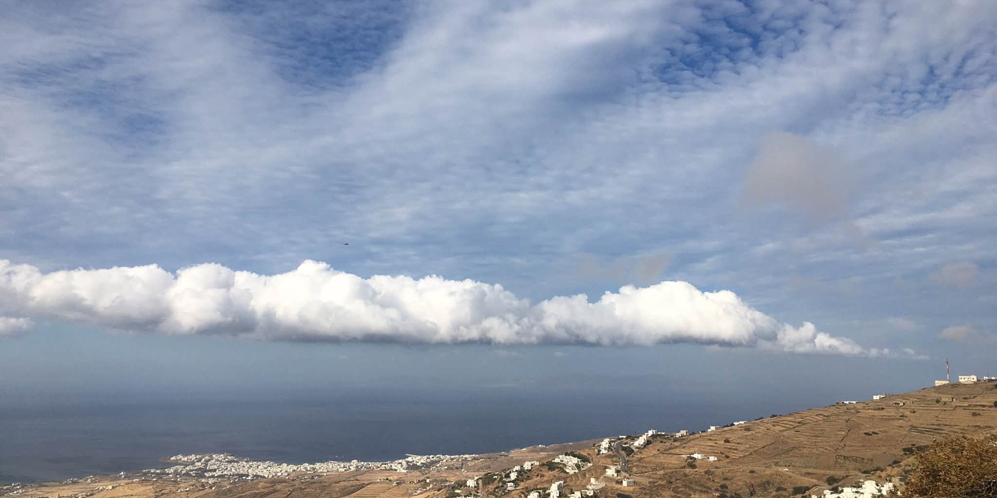 Σύννεφα πάνω από τη Χώρα της Τήνου και τη θάλασσα