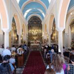 Γεμάτη εκκλησία, γεμάτο προαύλιο: η Κάτω Κώμη γιόρτασε το Όνομα της Παναγίας — και το βράδυ όργανα στον πλάτανο