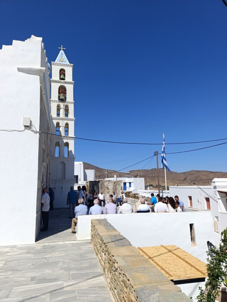 Το καμπαναριό της Κάτω Κώμης με την ελληνική σημαία