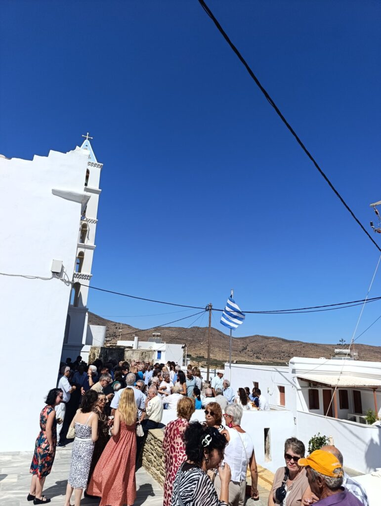 Κόσμος στο προαύλιο του ναού στην Κάτω Κώμη