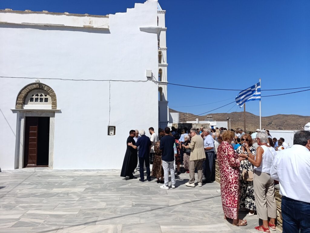 Το προαύλιο του ναού της Κάτω Κώμης μετά τη Λειτουργία