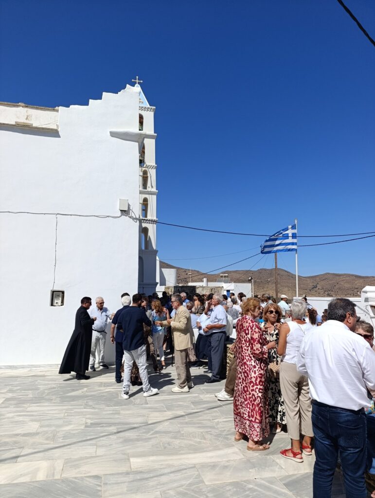 Χαιρετισμοί έξω από τον ναό στην Κάτω Κώμη