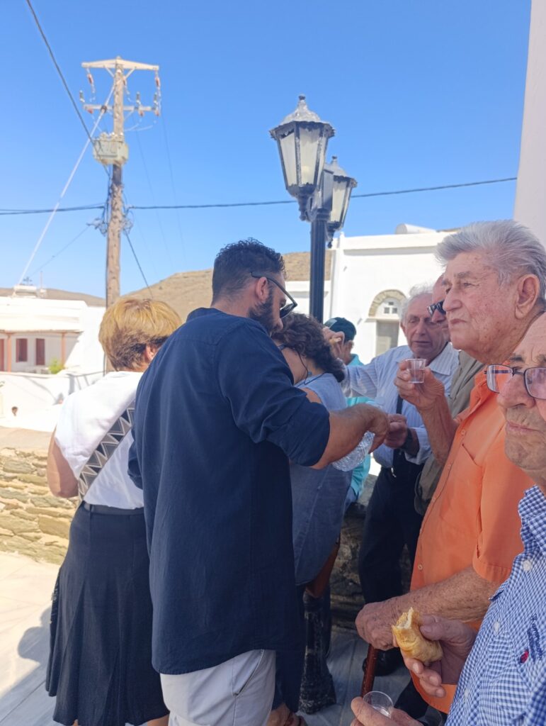 Το κέρασμα μετά τη Λειτουργία στην Κάτω Κώμη