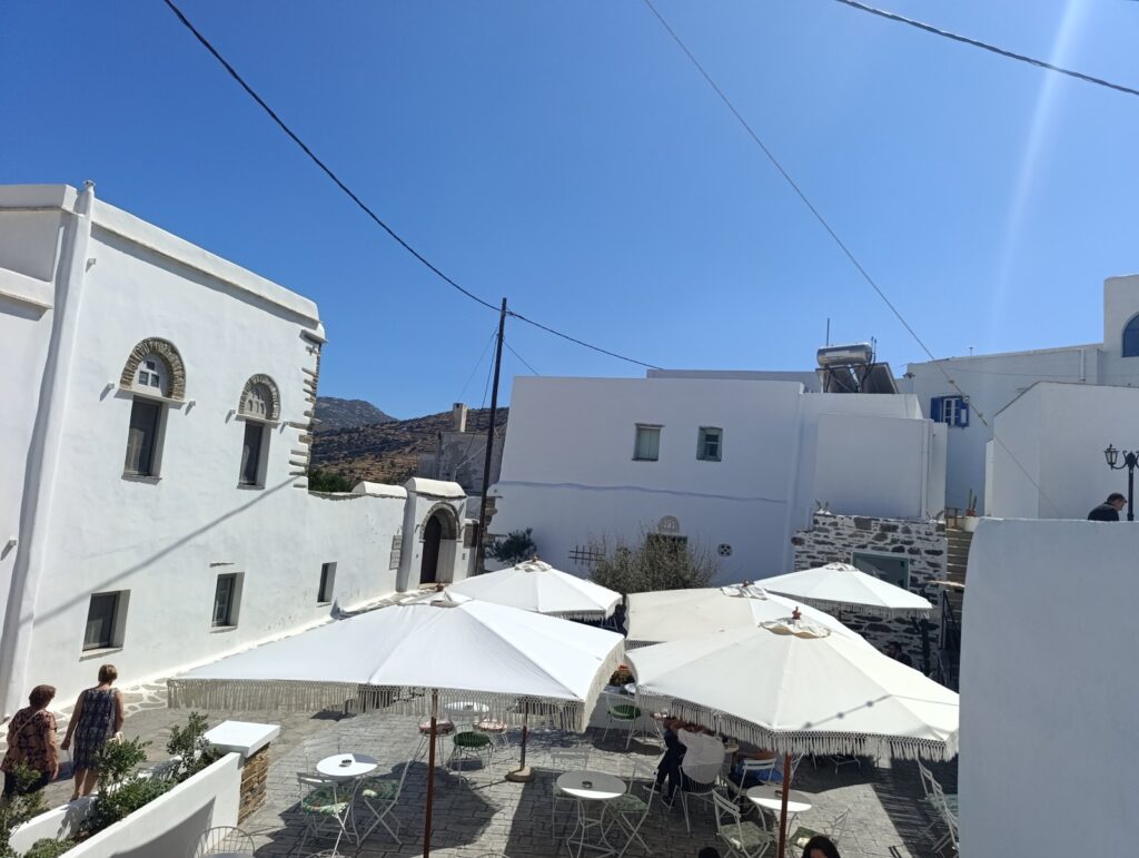 Η πλατεία της Κάτω Κώμης το μεσημέρι του Σαββάτου