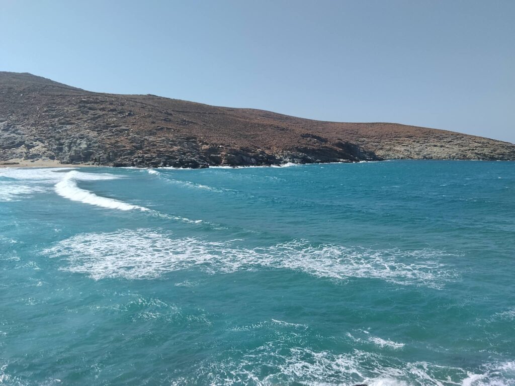 Κολυμπήθρα Τήνου, κύματα στην ακτή