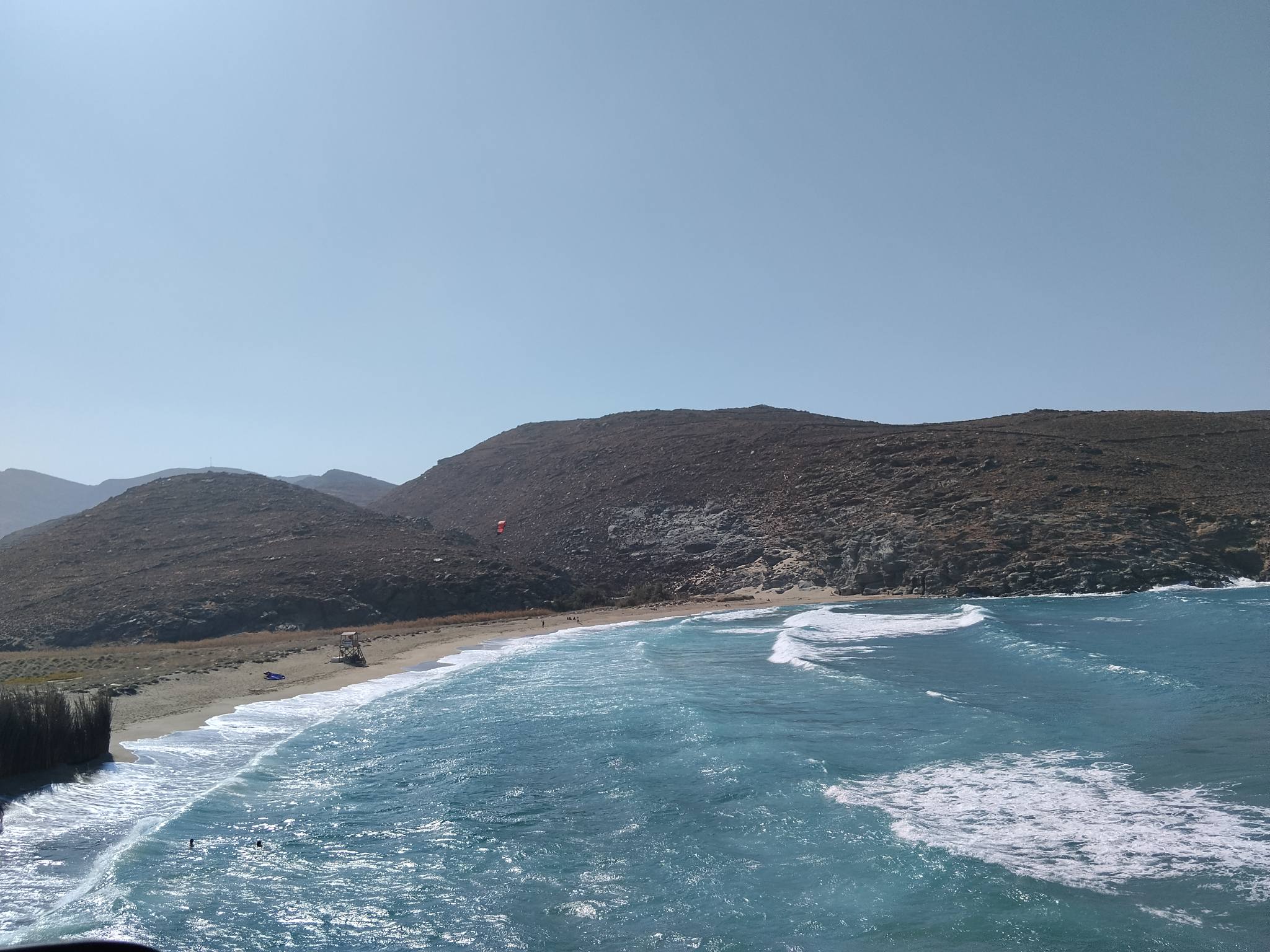 Κολυμπήθρα Τήνου, κύματα και αφροί από βόρειο άνεμο