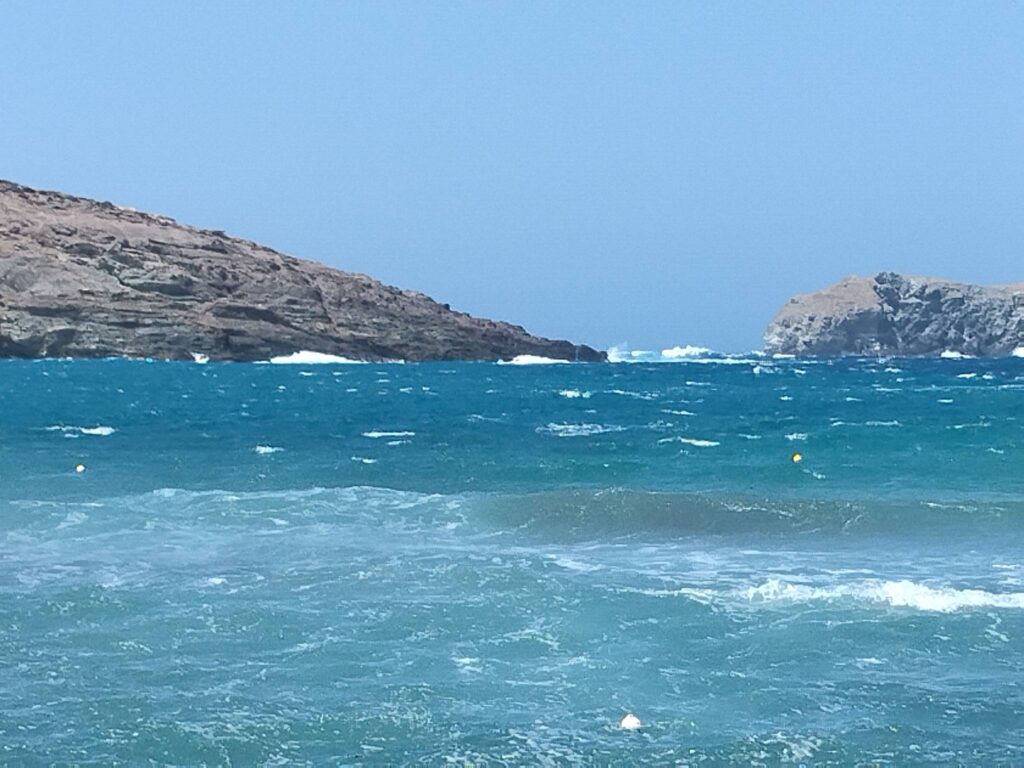 Κολυμπήθρα Τήνου, θάλασσα με αφρούς από βόρειο άνεμο