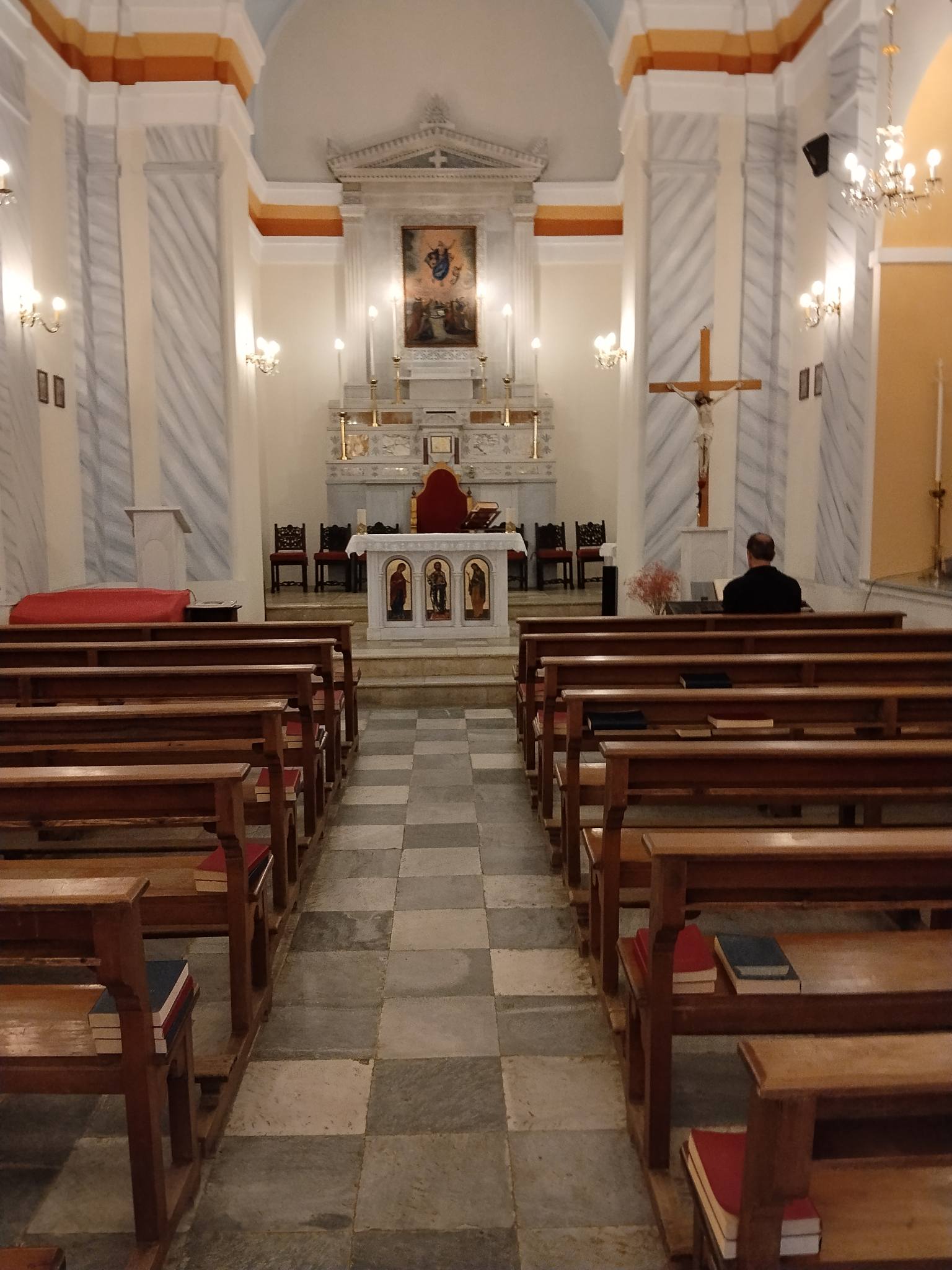 Το εσωτερικό του ναού στο Προσκύνημα της Παναγίας Βρυσιώτισσας στο Βρυσί Τήνου, με τα στασίδια και την Αγία Τράπεζα