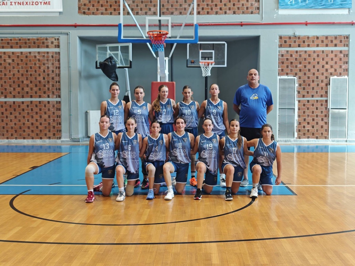 Η ομάδα Κορασίδων του Α.Ο. Άνδρου φωτογραφημένη στο παρκέ πριν από τον τελικό του W Rising Stars U16 στην Τήνο