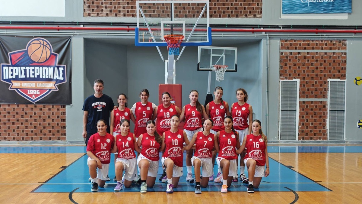 Η ομάδα Κορασίδων του Περιστεριώνα Τήνου φωτογραφημένη στο κλειστό γυμναστήριο της Τήνου πριν από τον τελικό του W Rising Stars U16