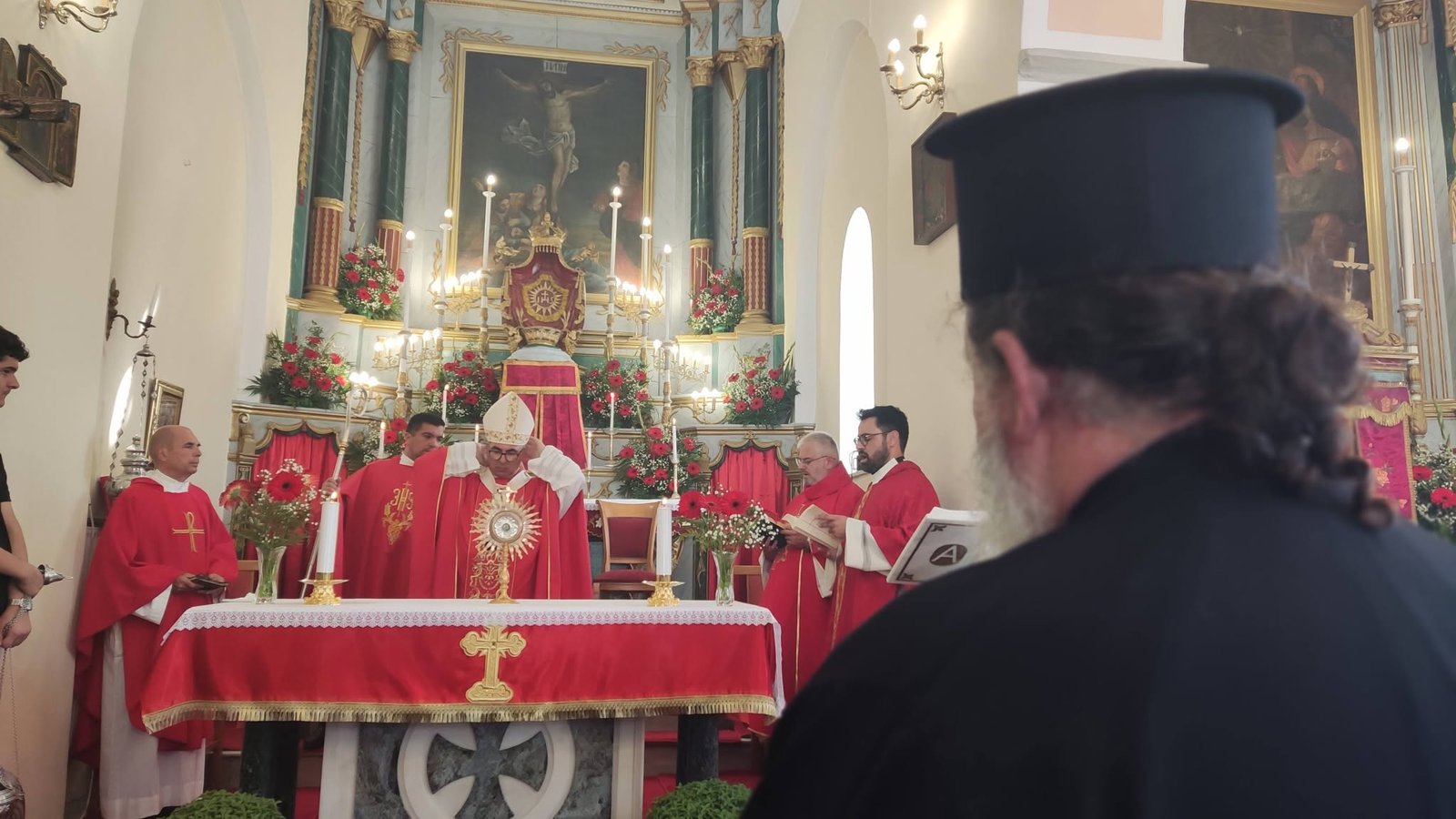 Κληρικοί στο ιερό του ναού Τιμίου Σταυρού στον Κτικάδο