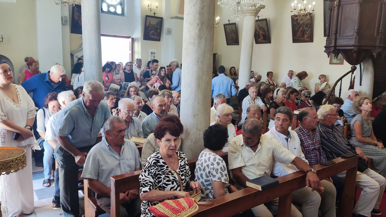 Πιστοί στα στασίδια του ναού Τιμίου Σταυρού στον Κτικάδο κατά τη Θεία Λειτουργία της Υψώσεως