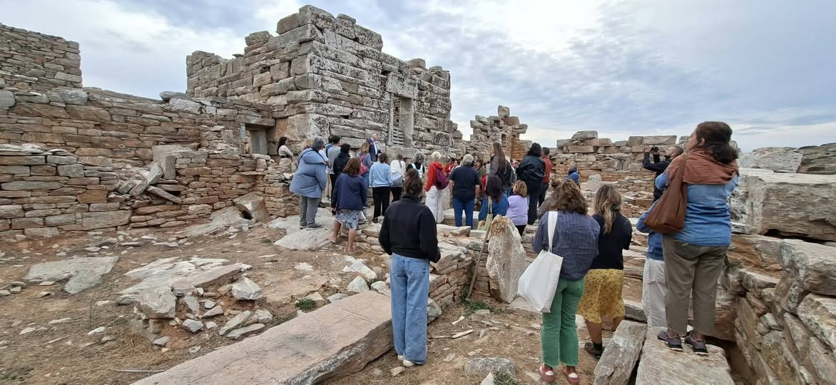 Επισκέπτες ξεναγούνται ανάμεσα στα ερείπια του Αρχαίου Πύργου της Αγίας Τριάδας στην Αρκεσίνη Αμοργού