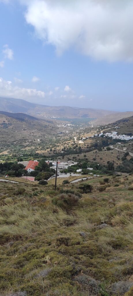 Πανοραμική άποψη της κοιλάδας των Λουτρών Τήνου