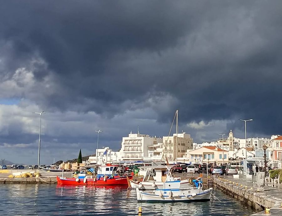 Μαύρα σύννεφα πάνω από το παλιό λιμάνι της Τήνου