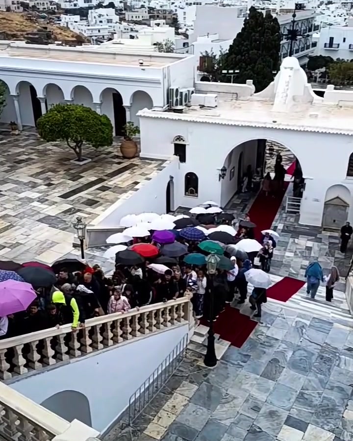 Προσκυνητές με ομπρέλες στην ουρά στην αυλή του Ναού της Ευαγγελίστριας, Κυριακή 27 Σεπτεμβρίου 2026